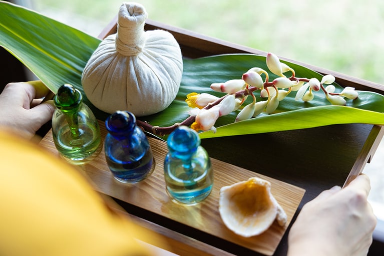 月桃、長命草などの薬草を蒸し上げた月桃玉を用いるスパトリートメントで、極上の癒やしを。