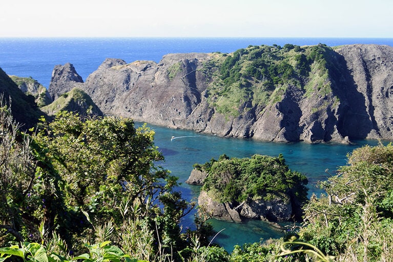 崖上の展望スポット「あいあい岬」から見下ろした水路の「小通り」。