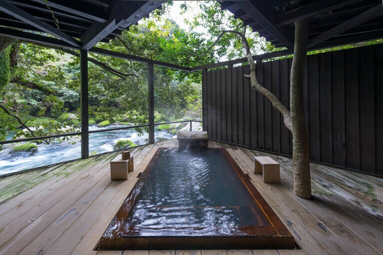 妙見石原荘［鹿児島／妙見温泉］貸切露天風呂「七実の湯」。