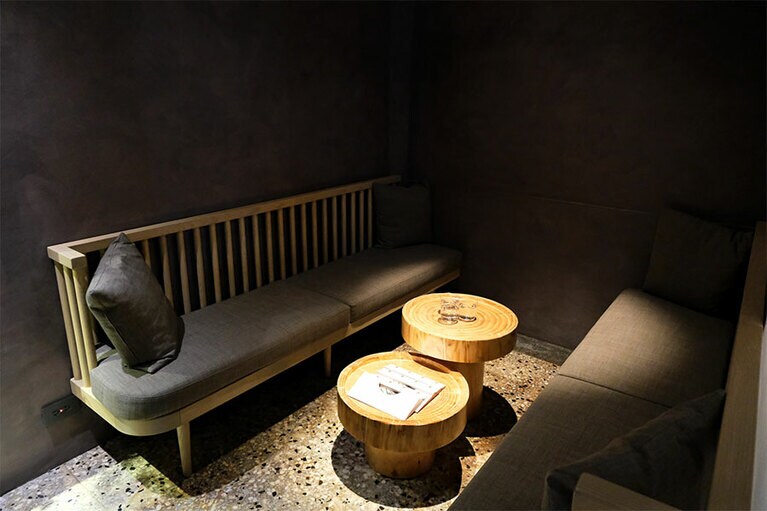 店内にはカウンターとテーブル席、入り口横に個室があります。