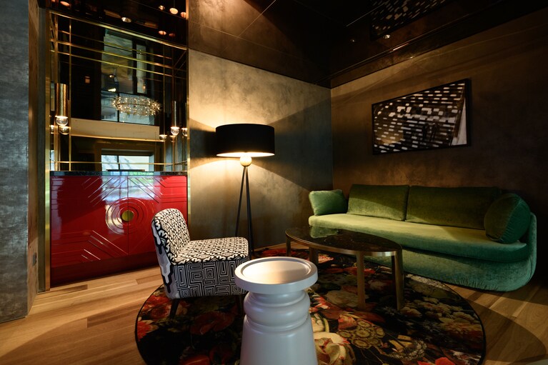 2階にある隠れ家のようなリビングスペース。個性が光るラグや家具の配色にムード満点の照明で、ひとり時間も贅沢に。