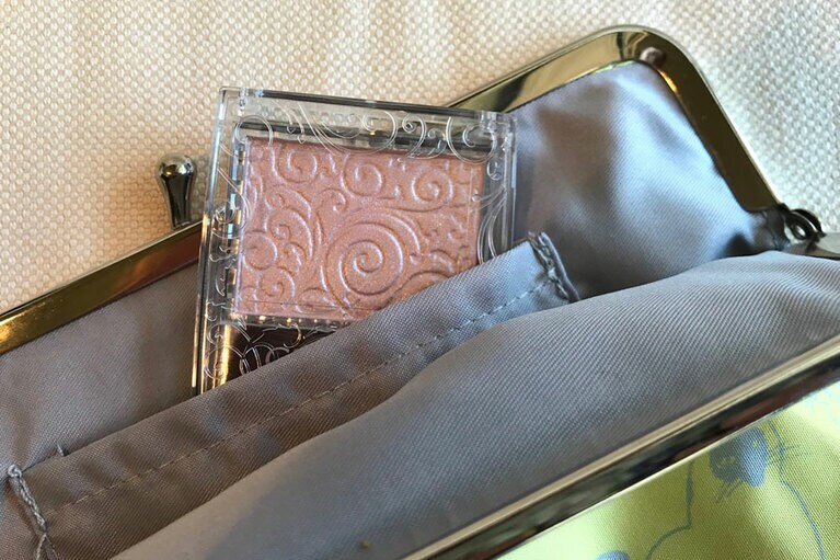 厚さがおよそ10ミリと薄いので、どこにでも入りやすい。