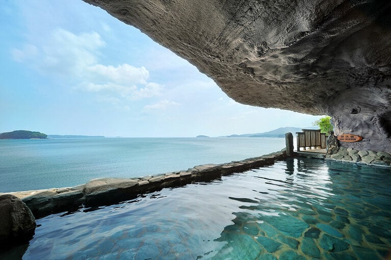 地下2,000mから湧き出る深層天然温泉の露天風呂。