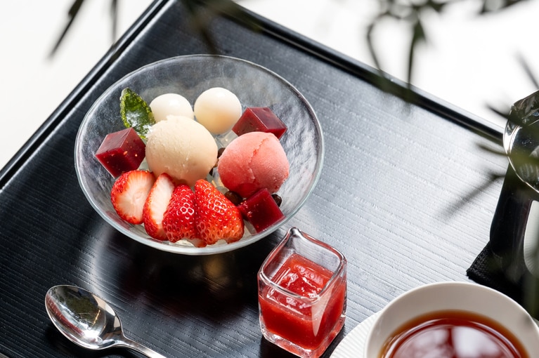 白餡がたっぷり添えられる。