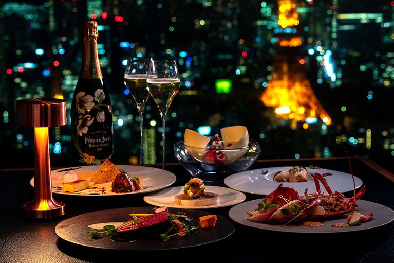 目の前に壮大な都会のパノラマが広がる「THE MOON」には、レストラン・ラウンジともに期間限定でクリスマス限定のスペシャルメニューが用意される。絶景を眺めながらの至極の時間を過ごせること間違いなし。