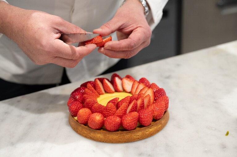 カッセル氏の手によって、丁寧にそして整然と並べられるいちご。まさに職人技だ。