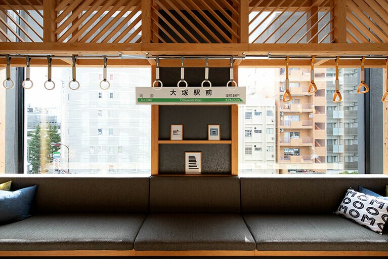 4Fでエレベーターを降りると、都電の駅名板やつり革が飾られたウェルカムスペースが。