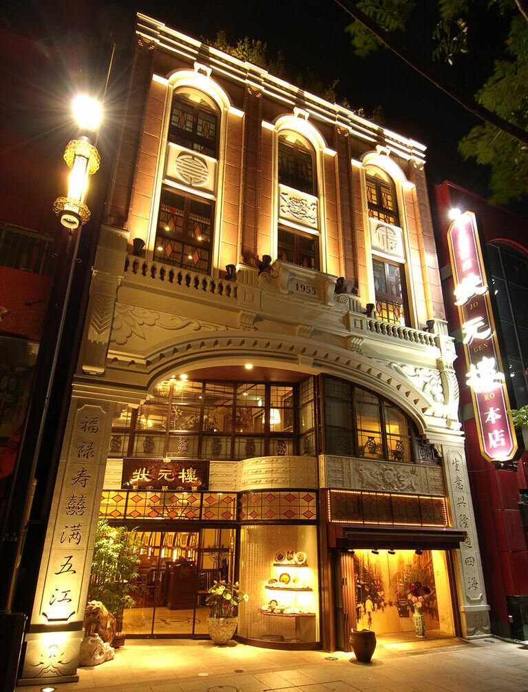 5階建て客席320席！　老舗らしいアールデコ調の店構え。