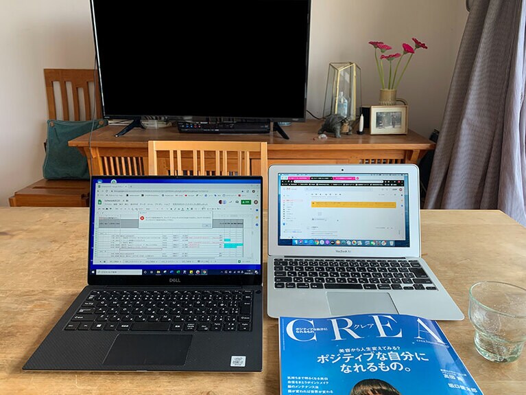 あるスタッフは、ノートPC2台使いで対応。一台は主にメールとスケジュールのチェック、もう一台で記事編集作業にあたっています。