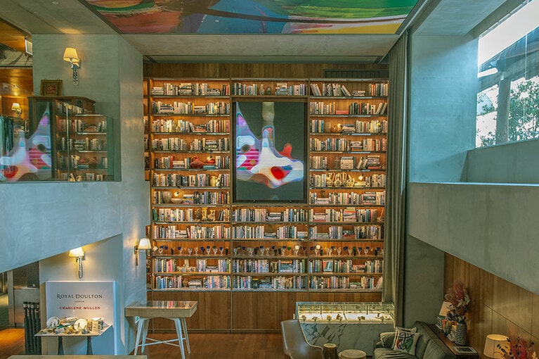 壁一面の本棚が印象的なロビー。