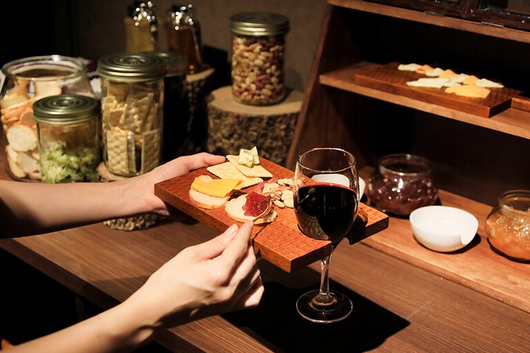 ラウンジにはドリンクやフィンガーフードなどが用意されている。