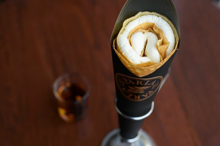 「Shot and Crepe（ショットラムと生クリームクレープ）」。ラム酒は、ベネズエラの「パンペロ アニヴェルサリオ」。1,300円。