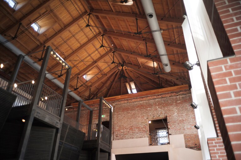 「世界の門司港」と呼ばれた往時の面影を残す旧門司税関のエントランスホール。