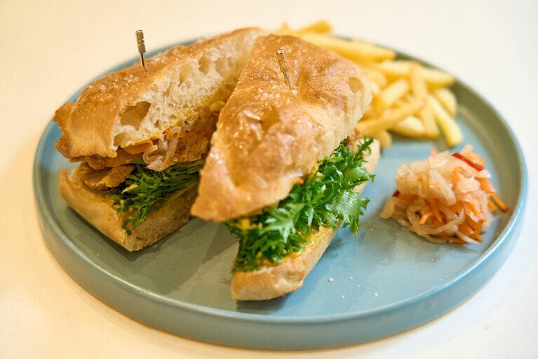 「タンドリーチキン 自家製フォカッチャサンド ランチセット」(1,705円)。