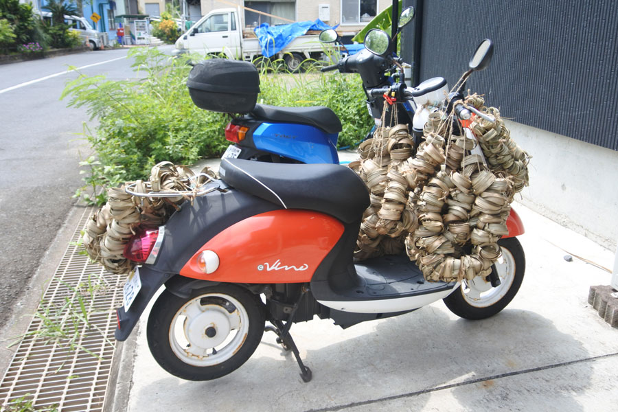 材料となるタコノ葉をバイクに吊るして乾燥中。