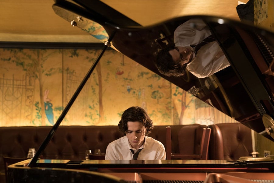 ウディ・アレン監督も常連客として足を運んでいるホテル「カーライル」にあるベメルマンズ・バーでピアノを弾くティモシー・シャラメ。