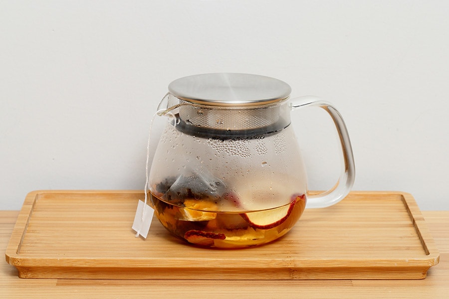 和紅茶のティーバッグを1に入れ、1分30秒置く。