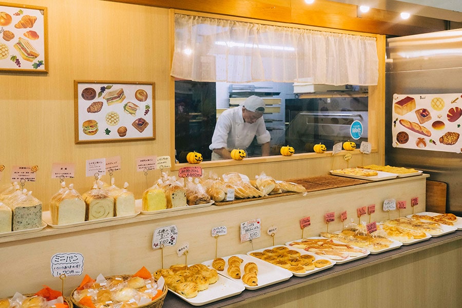 砂糖やイーストフード不使用のパンが買える「パン・ド・マルシェ」。総菜パンやサンドイッチなど、種類豊富に並ぶ。