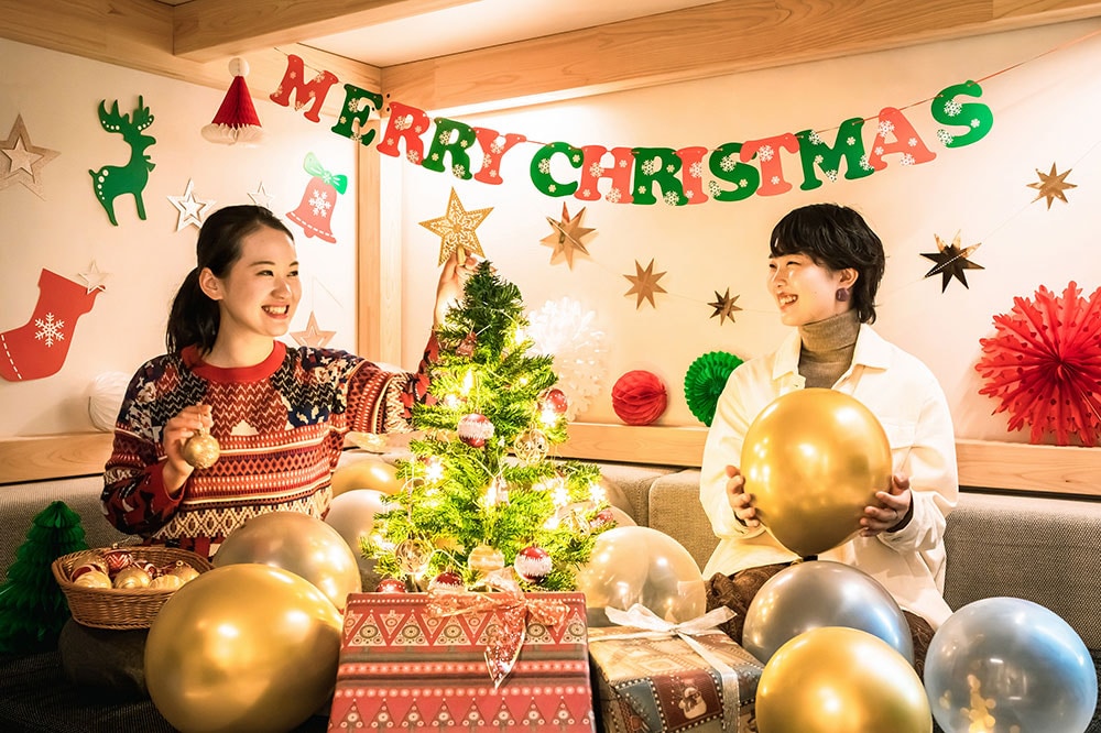 クリスマスにも楽しい試みが。じゃんけんしてお部屋用のクリスマス装飾をゲットしたり、ハプニングを起こす“BEB君”が突然登場したり(2020年12月25日[金]まで)。