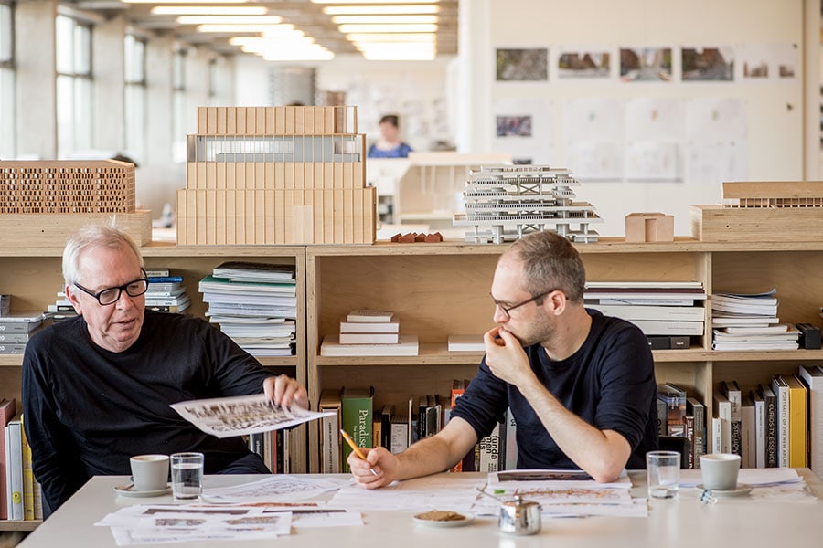 2016-17年度メントー＆プロトジェ 建築部門でメントーを務めたサー・デイヴィッド・チッパーフィールドと、スイス人建築家のシモン・クレック。©Rolex/Tina Ruisinger