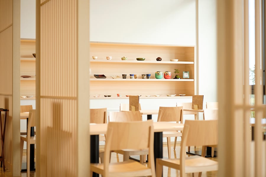 眺めのいいカウンター席や個室もある、ゆったりとした造りの「笠庵」。飾り棚にはかわいい和食器が並びます。