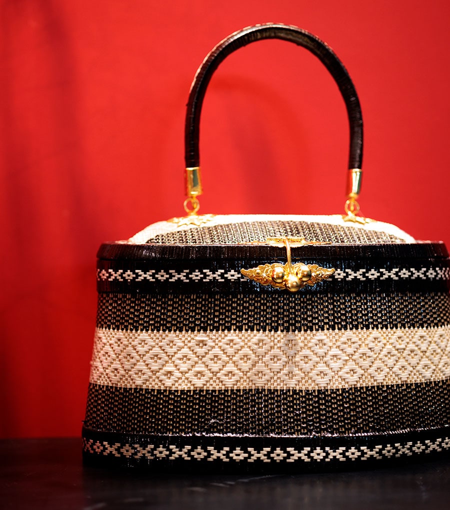 黒と白の対比が文様の緻密さを際立たせる。金具による装飾もヤーンリパオバッグの伝統。2,900タイバーツ。