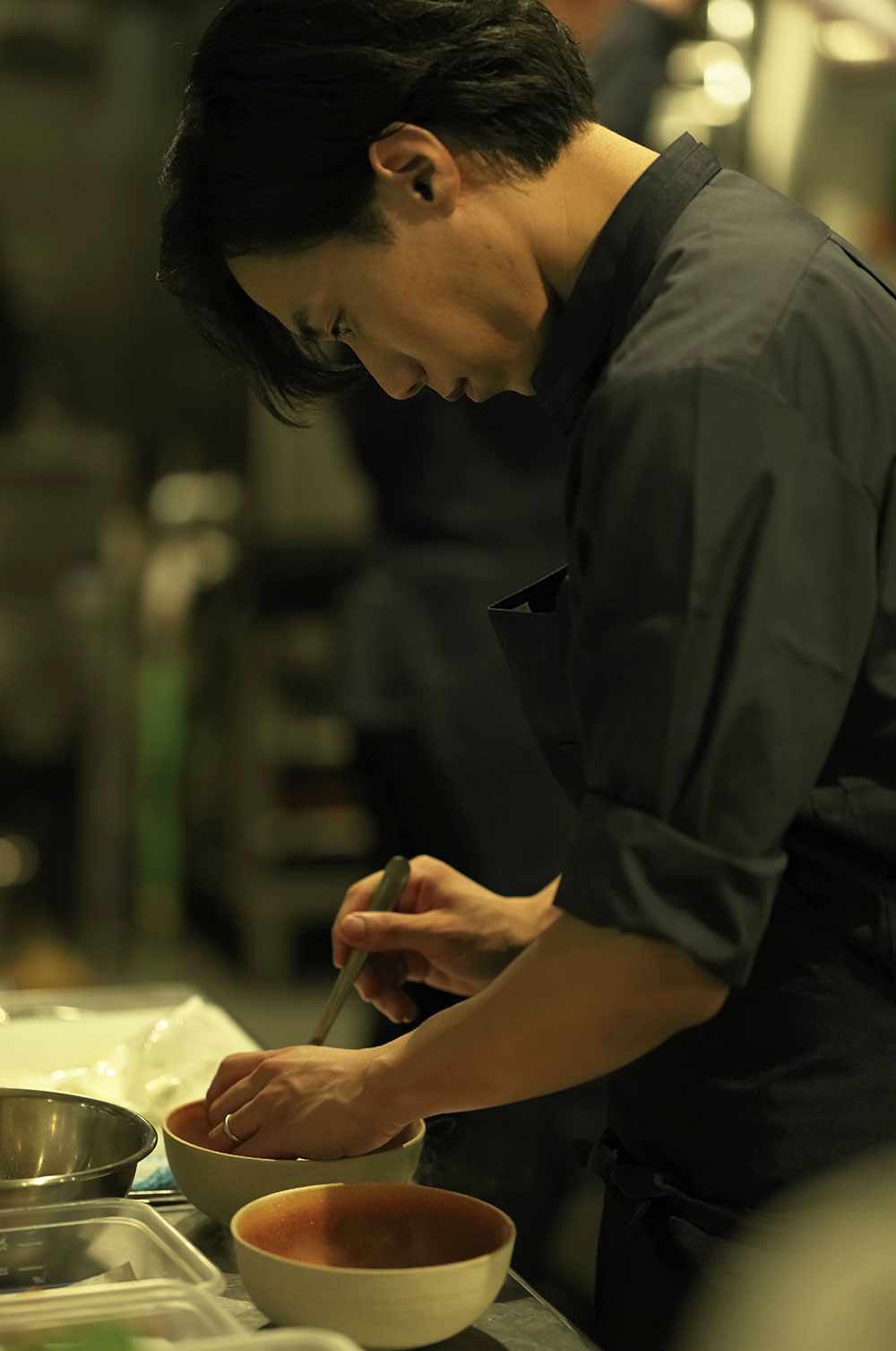 「レストランμ」は全員20代、7人の厨房スタッフが、新しい伝統の味を築き上げようと仕事に打ち込んでいる。