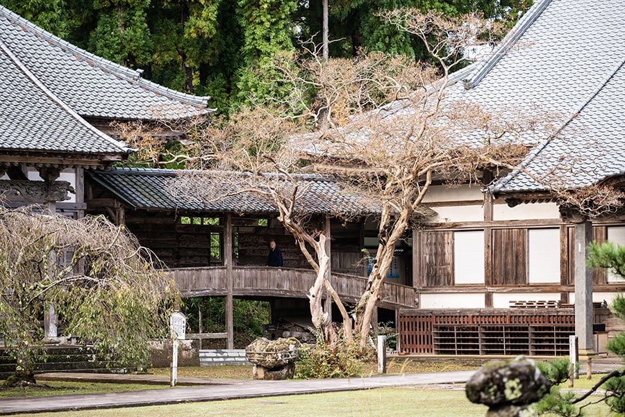 本堂から祖師堂へとつながる回廊。