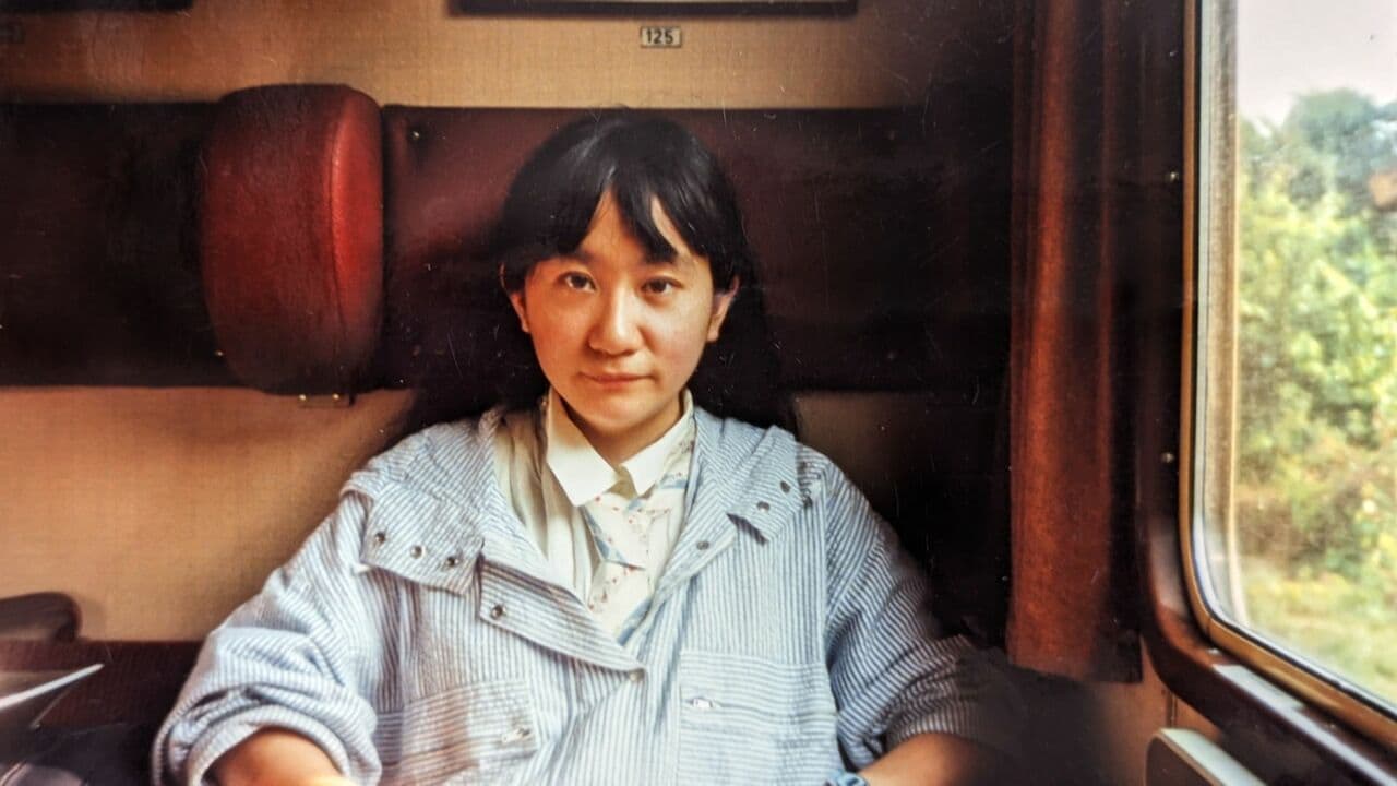 藤野監督の姉。スコットランドで開かれた国際学会に向かう列車の中で。　©2024動画工房ぞうしま