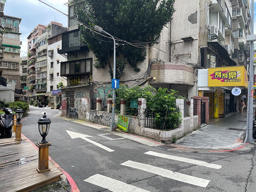 こちらは大安路側の入り口。店舗は住宅街の中にあります。