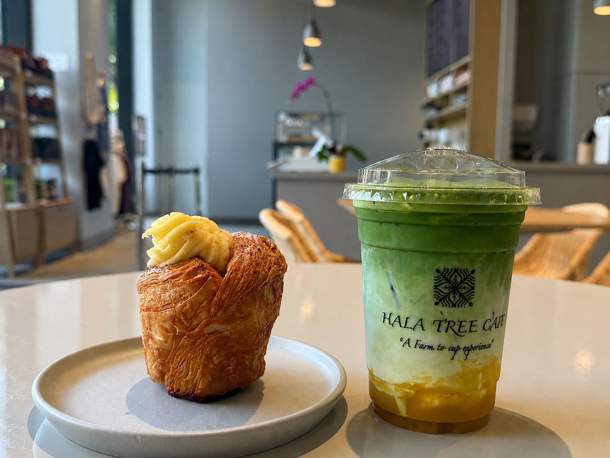 「Hala Tree Cafe」のシグネチャー・クラフィン（7ドル）とマンゴー抹茶（8ドル）。