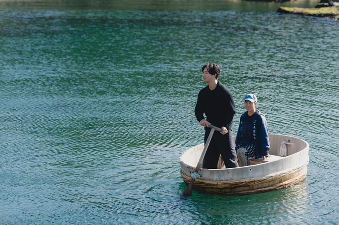 最後は今回だけ特別に、操縦もさせてもらった。「オールがかなり重くて、バランスを取るのも難しい！」とは言いつつ、高橋さん曰く、とても筋がいいそう。