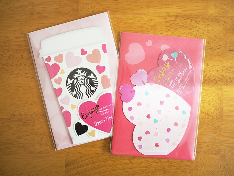 左から：バレンタイン2021ビバレッジカードペーパーカップ、バレンタイン2021ビバレッジカードハート 各620円。