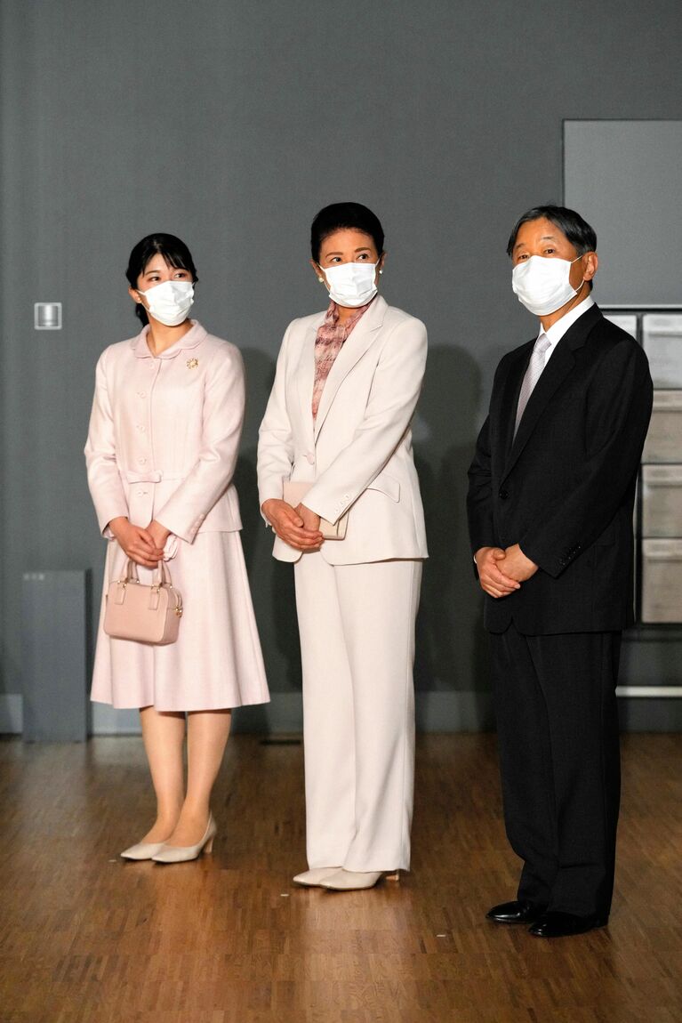 リニューアルした皇居・東御苑の「皇居三の丸尚蔵館」を訪れ、特別展示「御即位5年・御成婚30年記念　令和の御代を迎えて」を鑑賞される天皇皇后両陛下と愛子さま　©時事通信社