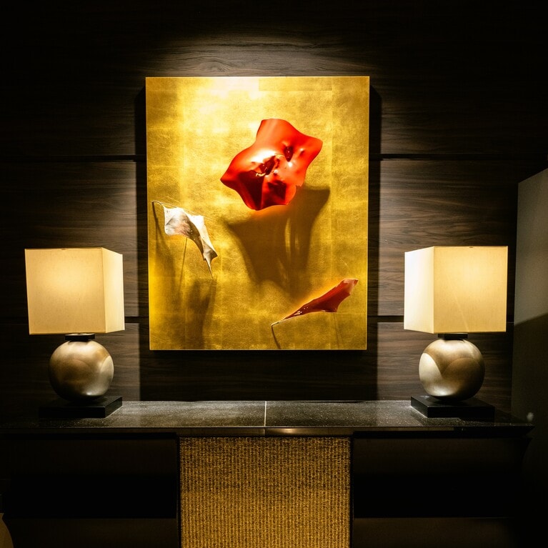 加賀の伝統工芸をモチーフにした華麗なアートが館内の随所に。