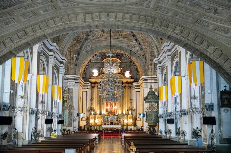 1606年創設、フィリピン最古の石造り教会、サン・アグスチン教会。イントラムロスで唯一第二次世界大戦の災禍を逃れ、内部には壮麗な装飾が広がる。