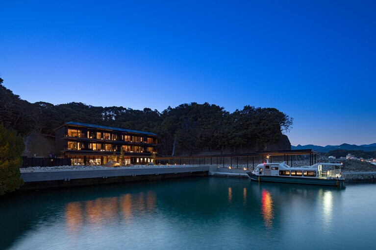 碧き島の宿 熊野別邸 中の島［和歌山／南紀勝浦温泉］新館「凪の抄」外観 目の前に船が着く。