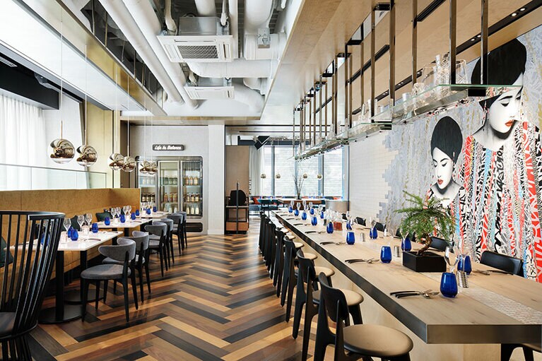 インダストリアル感のある内装を施した「The WAREHOUSE」は、モダンとヴィンテージが共存する空間。