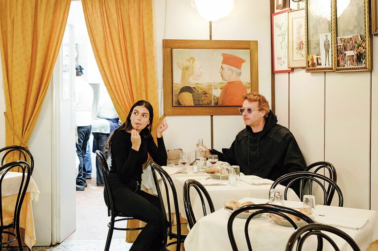 常連客のひとりが描いた《ウルビーノ公夫妻の肖像》をオマージュした夫妻の絵。