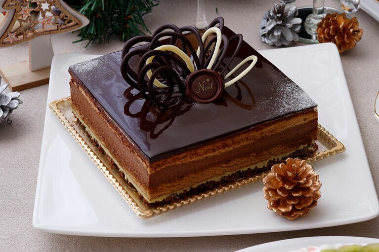 ホテルニューグランド「ビターショコラ」（限定30台 15cm×15cm／5,940円）。