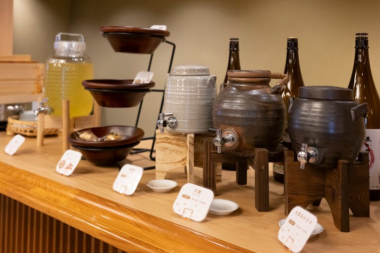 ロビーラウンジには地酒やお茶などのウェルカムドリンクが多数。