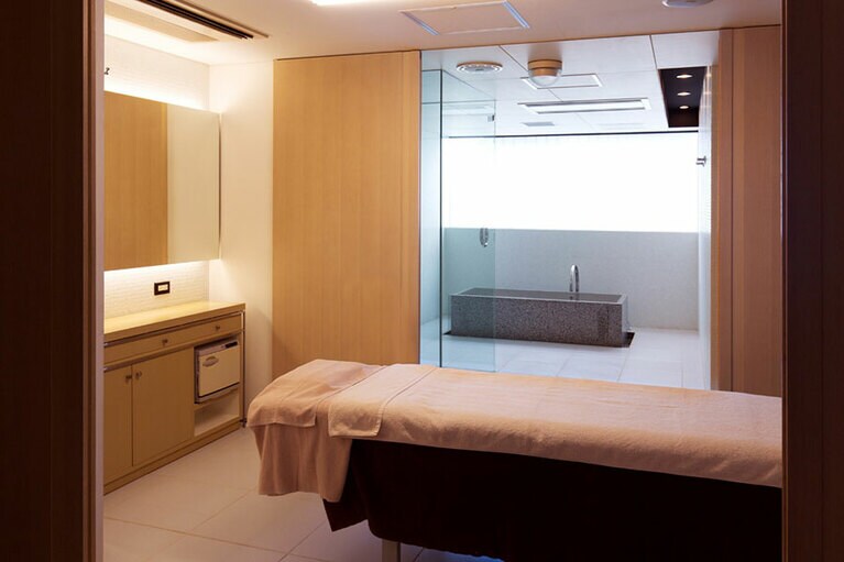 こぢんまりした落ち着きのある空間。部屋の奥にはスタイリッシュなスパ＆シャワールームを用意。