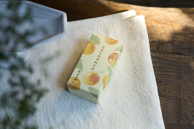 ミラベルが描かれた箱も素敵。2,376円。