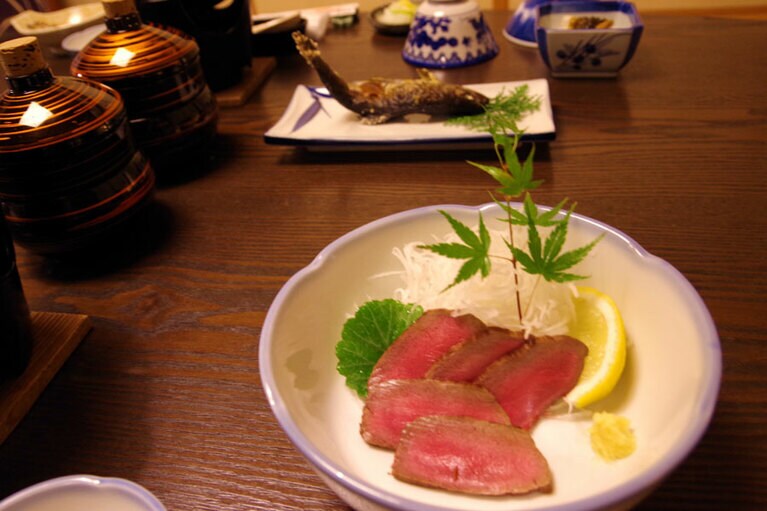 山々を駆けめぐって育った地元の鹿は、旨みが最高！