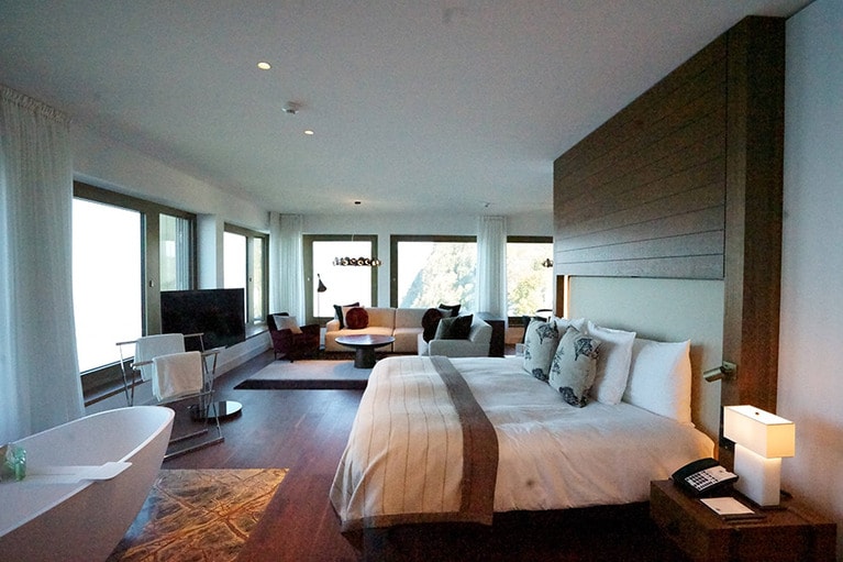 ベッドルームにバスタブがあるスイートルーム。コーナースイートなのでパノラマビューが楽しめる。