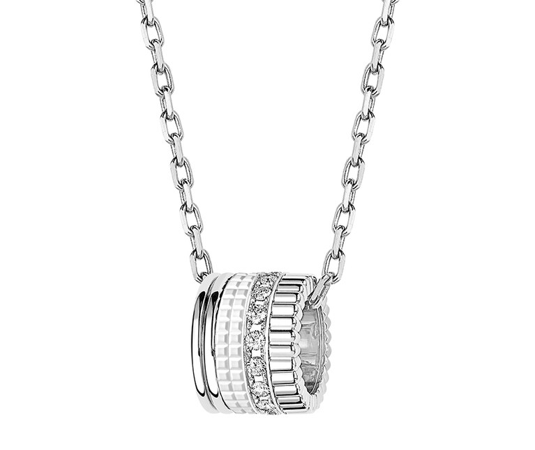 キャトル ダブルホワイト ペンダント ラージ 676,500円／ブシュロン クライアントサービス。