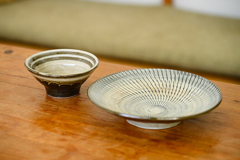 内側の表情が豊かなごはん茶碗と、少し深さのある主菜用のお皿の組み合わせ。