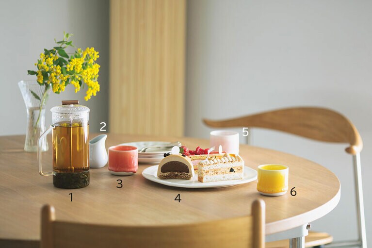 1：グラスフレンチプレス 直径9×H19.5cm 15,400円／イールド(ジェネラルファニシングスアンドコー) 
2：ミルクピッチャー 80mL 2,200円／ピリヴィッツ(ザ･テイストメイカーズ アンド コー) 
3･5･6：シップカップ 各3,740円／スタジオアーホイ(ジェネラルファニシングスアンドコー) 
4：プレート 直径27cm 7,480円／ジュディ ジャクソン(ザ･テイストメイカーズ アンド コー) 