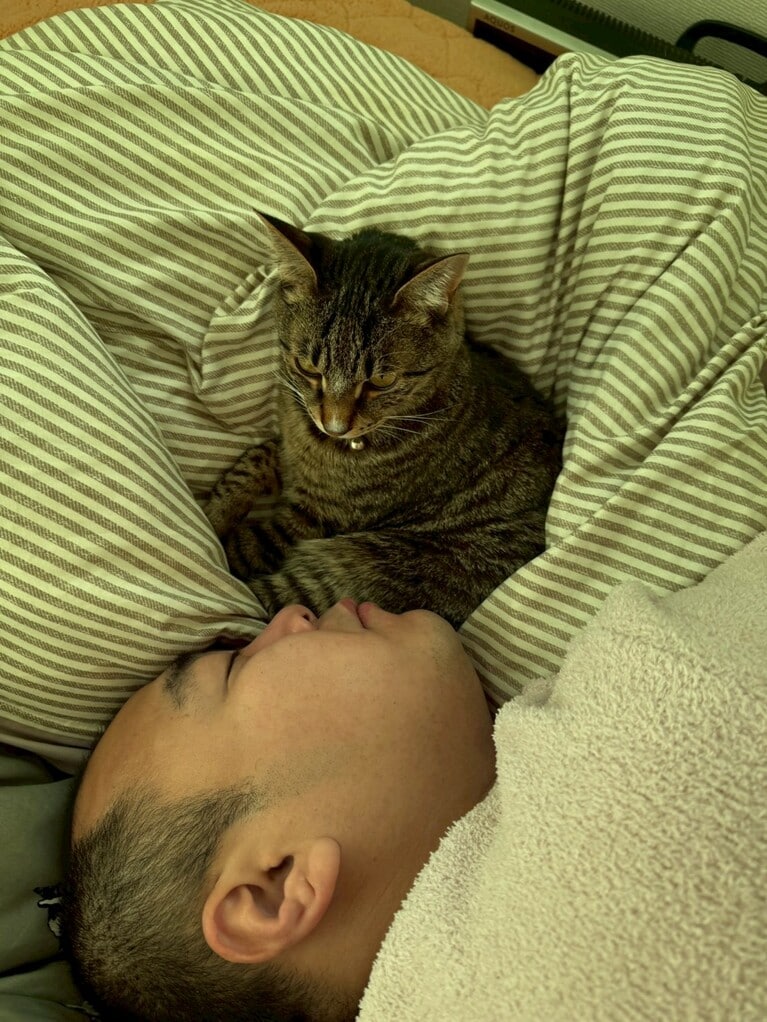 きしたかの・高野さんと愛猫・ごま吉。