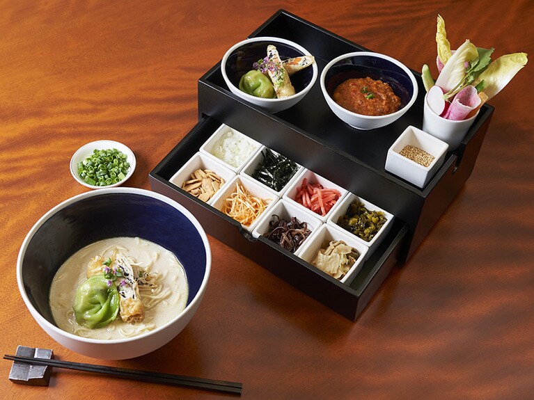 【12:00 pm／ギルトフリーなラーメンでランチ】ザ・ペニンシュラ東京を象徴する名店「ヘイフンテラス」特製の野菜点心、湯葉真薯など13種のトッピングも美味。「ザ・ペニンシュラ東京 プラントベース “マイラーメン” by 一風堂」5,500円